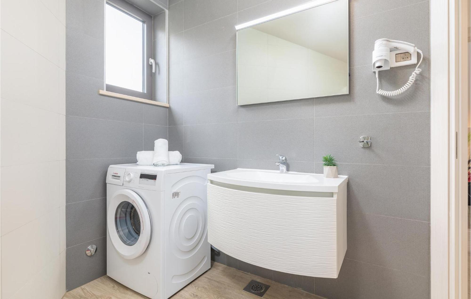 Stunning Apartment In Pjescana Uvala With Wifi Exterior photo