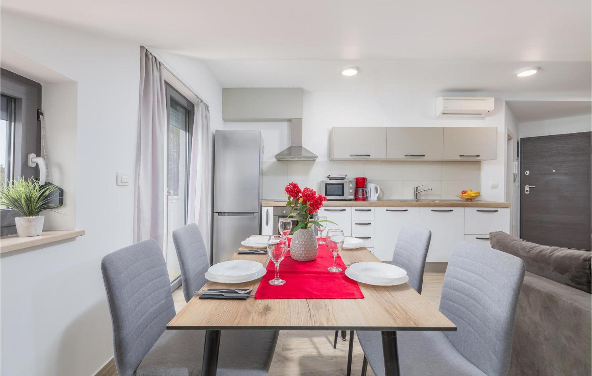 Stunning Apartment In Pjescana Uvala With Wifi Exterior photo