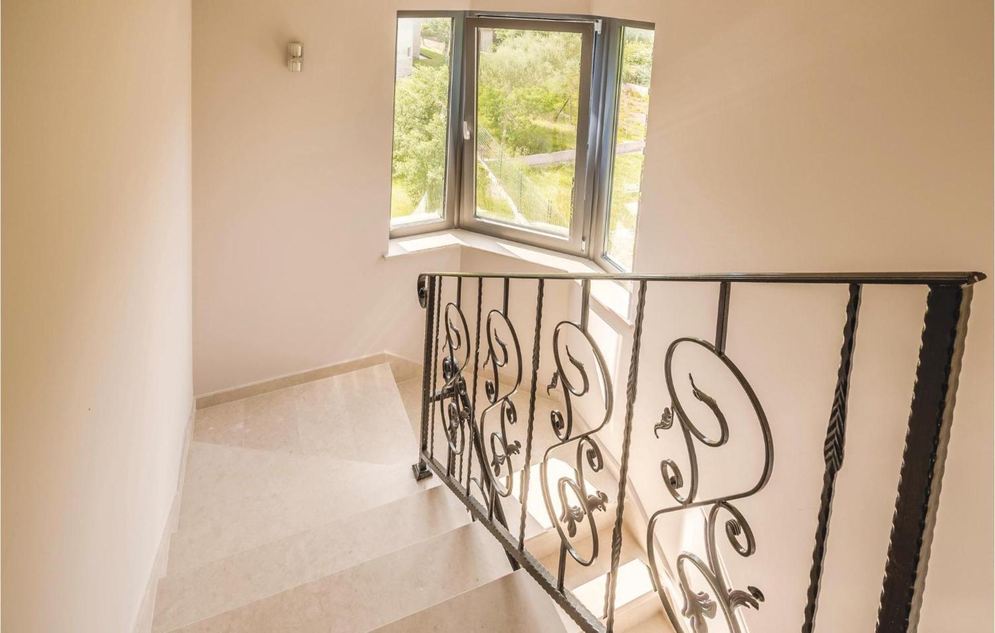 Stunning Apartment In Pjescana Uvala With Wifi Exterior photo